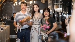 Facebook sao Việt (16/7): Hoa hậu Đỗ Mỹ Linh và mẹ đăng ký hiến tạng