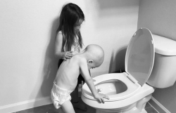 Hàng triệu người bật khóc trước hình ảnh chị gái 5 tuổi chăm em trai 4 tuổi bị ung thư