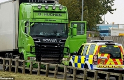Clip "xe tử thần" chở 39 thi thể bị truy đuổi trước ngày bị bắt tại Anh