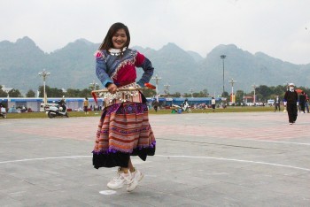 Ngày xuân vui múa gậy sênh tiền - điệu múa cổ độc đáo của dân tộc Mông