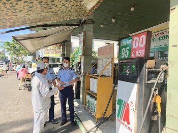Thành phố Hồ Chí Minh đồng loạt ra quân kiểm tra cửa hàng xăng dầu