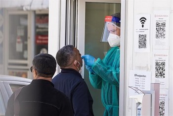 den 34 ca mac covid 19 moi tren toan cau giam my van dung dau so ca nhiem