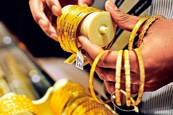 ngay 34 gia vang trong nuoc va the gioi it bien dong