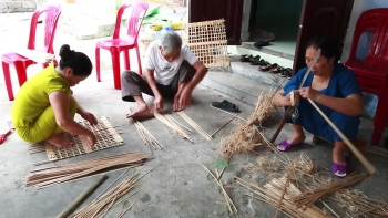 Người khiếm thị Thừa Thiên Huế xuất khẩu mành tre sang Pháp