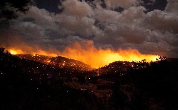 Cháy rừng tại Mỹ, bão tuyết trái mùa ở Canada gây nhiều thiệt hại