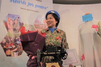 chiec may khau cung nhung ki niem cua nu quan nhan mu noi xanh