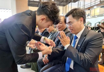 them 55 sinh vien lao campuchia tai viet nam duoc cac gia dinh nhan do dau