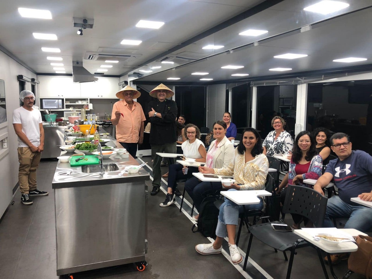 Đầu bếp Brazil học cách chế biến phở gà Việt Nam