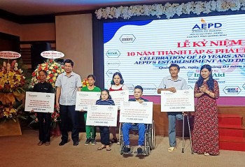 quang binh dong hanh va giup do nhung nan nhan bom min