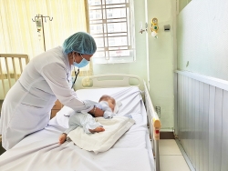 Tiêu chảy nặng dẫn đến sốc mất nước, bé 10 tháng tuổi tím tái người