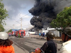 Cháy cực lớn tại khu công nghiệp Sóng Thần