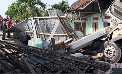 Ô tô đâm sập nhà dân, 3 người thương vong ở Bình Phước