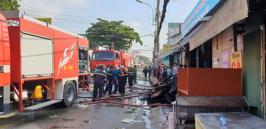 Cháy lớn thiêu rụi công ty nội thất cao cấp