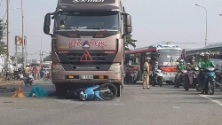 Va chạm với xe đầu kéo, cả gia đình thương vong