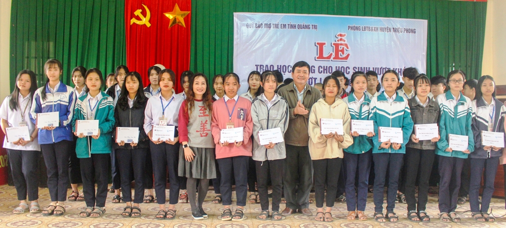 Zhishan Foundation tặng 47 triệu đồng cho học sinh nghèo vượt khó Triệu Phong (Quảng Trị)