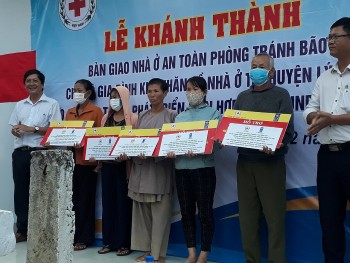 undp ban giao 10 nha an toan chong chiu bao cho nguoi dan ngheo quang ngai