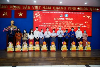 tang qua ho tro 55 du hoc sinh lao campuchia co hoan canh kho khan tai tpho chi minh va ha noi