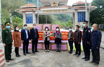 Tỉnh Vân Nam (Trung Quốc) hỗ trợ 30.000 khẩu trang cho Hà Giang chống COVID-19