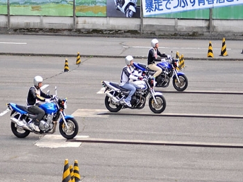 Người Việt thi bằng lái xe máy ở Nhật dễ dàng hơn với sách hướng dẫn song ngữ