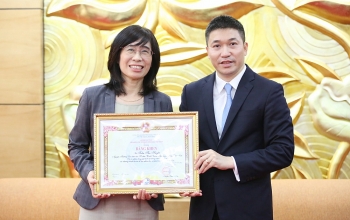 Người phụ nữ Việt đầu tiên làm Trưởng Đại diện WVI tại Việt Nam nhận bằng khen của VUFO