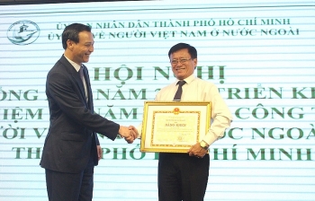 Góp phần thực hiện thành công “mục tiêu kép”, Ủy ban về người Việt Nam ở nước ngoài TP Hồ Chí Minh nhận bằng khen