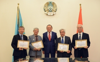 bo van hoa va the thao kazakhstan trao bang khen cho bon dich gia viet nam