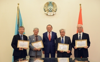 Bộ Văn hóa và Thể thao Kazakhstan trao bằng khen cho bốn dịch giả Việt Nam
