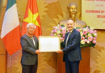 Trao tặng Huân chương Công trạng hạng chỉ huy Italia cho ông Phan Thanh Bình