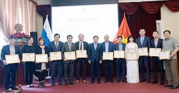 Tặng giấy khen cho 6 tập thể và 129 cá nhân Việt kiều tại Nga đóng góp tích cực phòng chống COVID-19