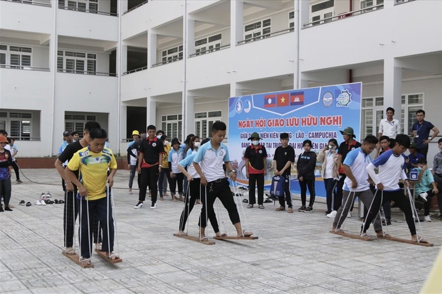 Trao học bổng cho sinh viên Lào, Campuchia Trường Đại học Kiên Giang nhân tết cổ truyền nước bạn