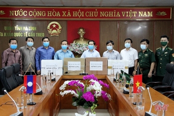 Hà Tĩnh tặng vật tư y tế cho huyện Khăm Cợt, tỉnh Bôlykhămxay (Lào) phòng chống dịch COVID-19