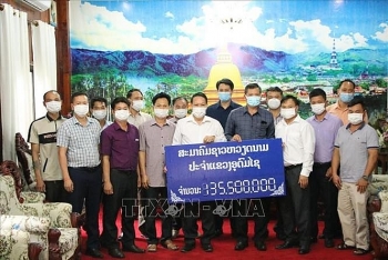 Hội người Việt tại Oudomsay (Lào) giúp đỡ chính quyền sở tại mì, khẩu trang, tiền mặt chống dịch