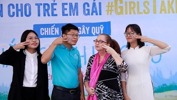 ba sharon kane ho tro dao tao nghe cho thanh nien bao ve an toan cho tre em gai