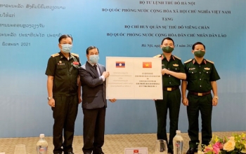 Bộ Tư lệnh Thủ đô Hà Nội trao tặng trang thiết bị y tế cho Lào chống dịch