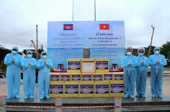 bo tu lenh hai quan viet nam tang vat tu y te phong dich cho hai quan hoang gia campuchia