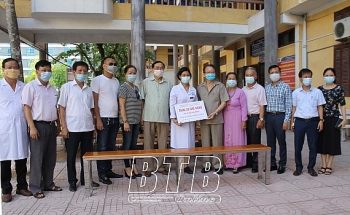hoi huu nghi viet nga hoi dong huong thai binh tai mat xco va trao tang ghe bang cho benh vien da khoa tinh thai binh chong dich