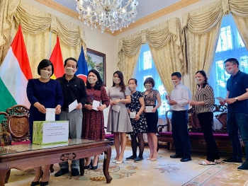 dai su quan viet nam tai hungary to chuc quyen gop ho tro cong tac phong chong dich covid 19 trong nuoc