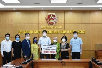 nguoi viet nam tai hungary lao huong ve que nha ung ho cong tac phong chong dich covid 19