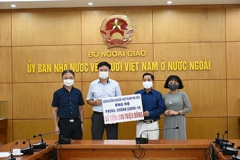 cong dong nguoi viet nam tai cong hoa sec ung ho 500 trieu dong cho quy vaccine phong chong covid 19