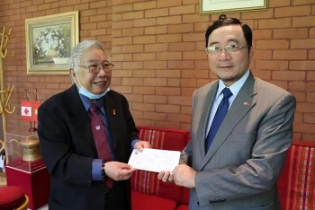 kieu bao viet nam tai canada quyen gop ung ho quy vaccine phong covid 19