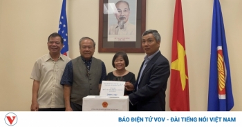 Vợ chồng Việt kiều Mỹ hơn 80 tuổi lái xe 300km tới ủng hộ Quỹ vaccine phòng COVID-19