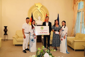 hoi tu thien sen vang berlin trao 5500 euro ung ho quy vaccine phong chong covid 19