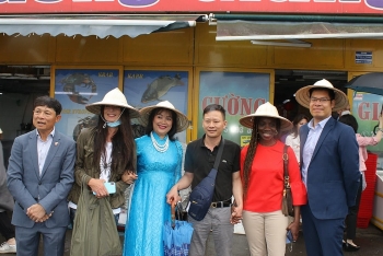 Giới thiệu văn hóa Việt Nam và cộng đồng người Việt Nam tại Cộng hòa Séc tới bạn bè quốc tế