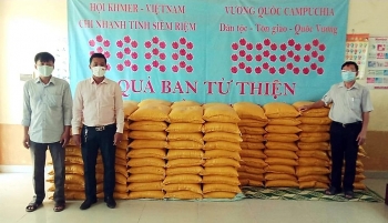 TP.HCM, Metfone hỗ trợ lương thực, tiền mặt cho bà con Việt kiều tại Campuchia