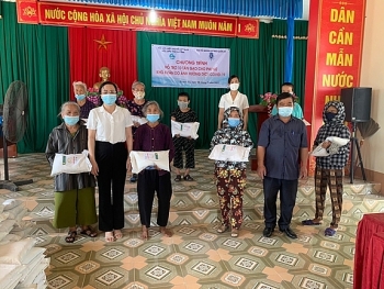dai su quan bi tai viet nam tang 10 tan gao cho phu nu lao dong tu do ha tinh