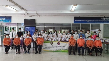 Kiều bào tỉnh Udon Thani chia sẻ khó khăn với lưu học sinh ở Thái Lan