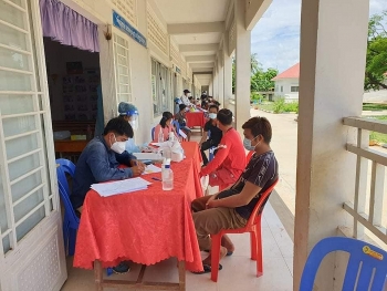 tiem vaccine ngua covid 19 cho 1100 ba con goc viet tai tinh kanpong chhnang campuchia