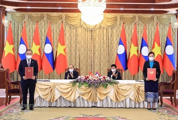Việt Nam và Lào ký kết và trao 14 văn kiện hợp tác giữa các bộ, ngành và doanh nghiệp hai nước