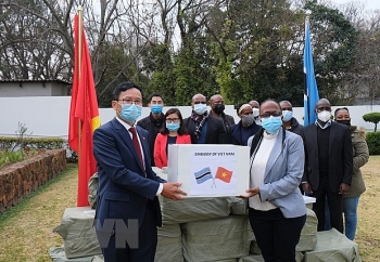 Cộng đồng người Việt tại Nam Phi hỗ trợ 100.000 khẩu trang cho Namibia và Botswana