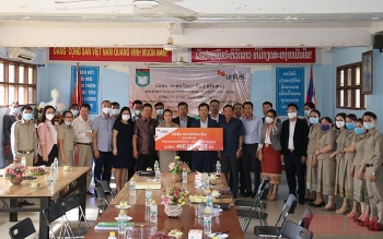 ho tro trang thiet bi trao hoc bong cho hoc sinh truong kieu bao tai lao